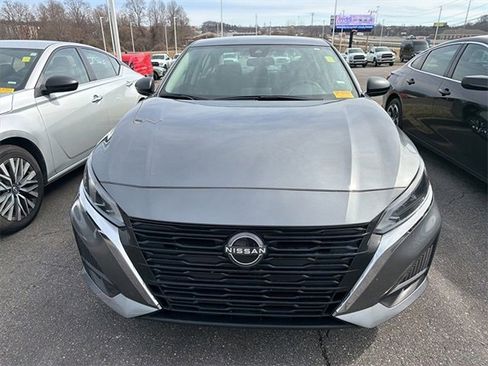 Used 2024 Nissan Altima 2.5 SV image 2