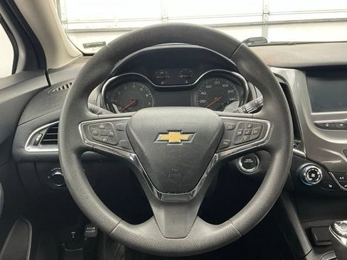 Used 2017 Chevrolet Cruze LT w/ Convenience Package FWD image 4