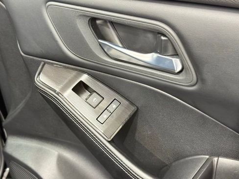 Used 2025 Nissan Rogue SV image 22