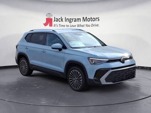 Used 2025 Volkswagen Taos SE image 7