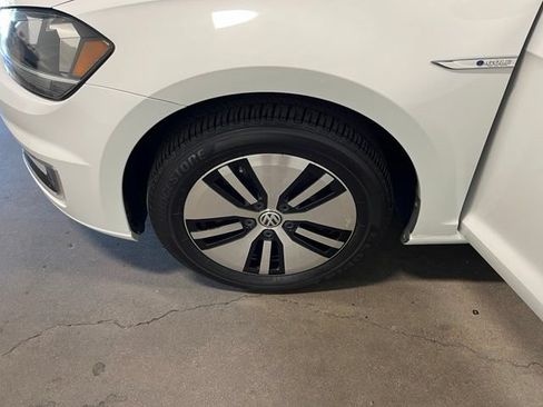 Used 2018 Volkswagen e-Golf SE FWD image 30