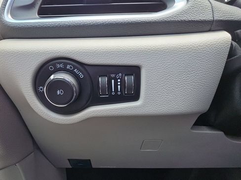 Used 2023 Chrysler Pacifica Limited FWD image 10