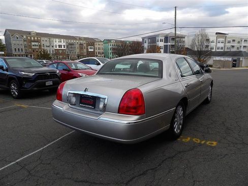 Used 2007 Lincoln Town Car Signature image 5