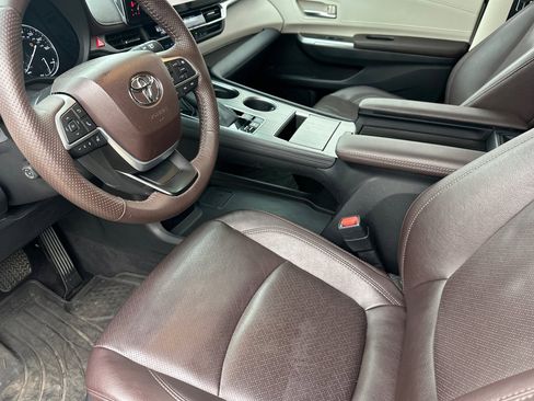 Used 2023 Toyota Sienna Platinum image 10