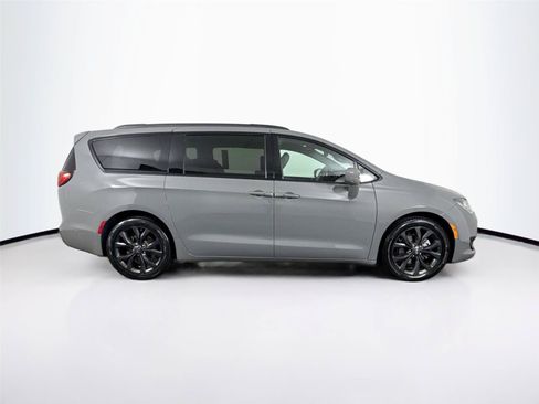 Used 2020 Chrysler Pacifica Touring-L Plus FWD image 11