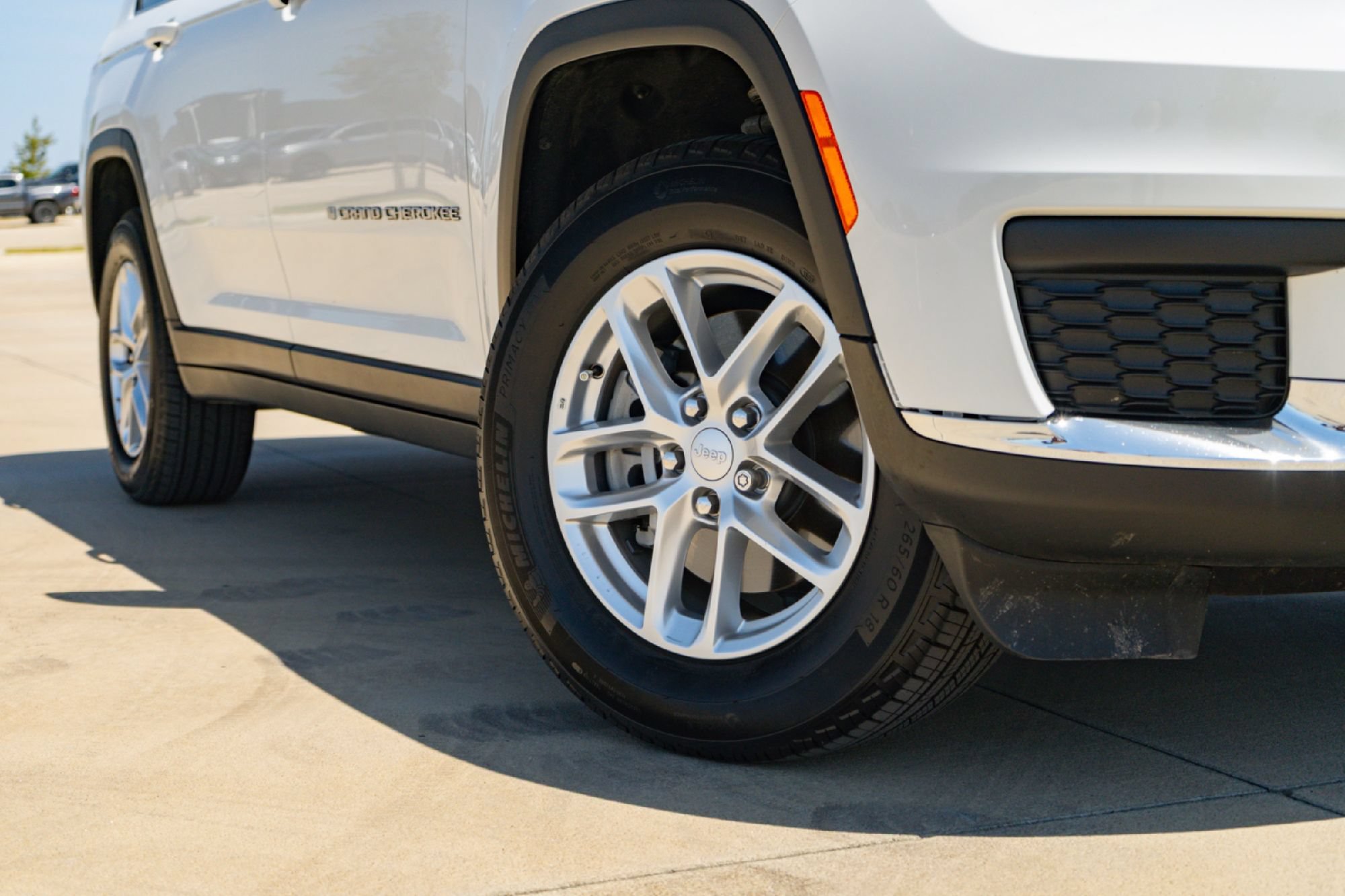 Used 2025 Jeep Grand Cherokee L Laredo RWD image 2