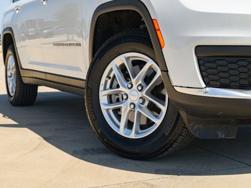 Used 2025 Jeep Grand Cherokee L Laredo RWD image 2