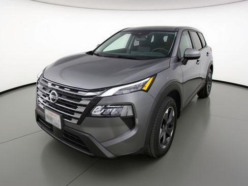 Used 2025 Nissan Rogue SV image 3