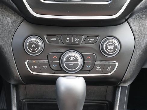 Used 2020 Jeep Cherokee Latitude Plus w/ Cold Weather Group AWD/4WD image 21