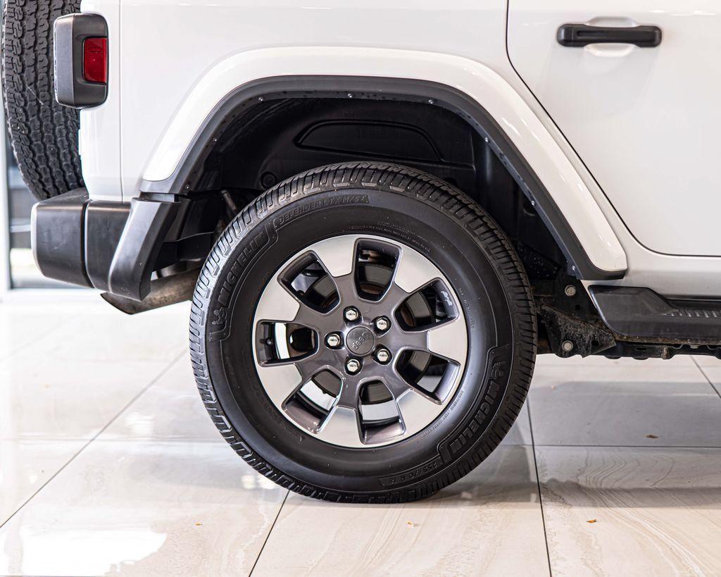 Used 2018 Jeep Wrangler Unlimited Sahara w/ Dual Top Group AWD/4WD image 11