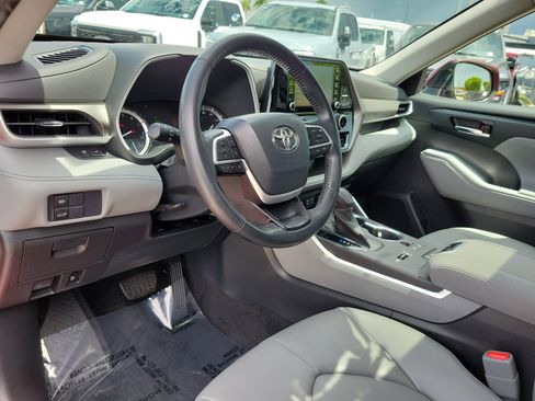 Used 2022 Toyota Highlander XLE FWD image 9