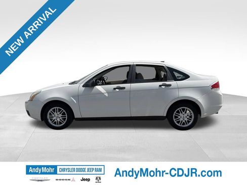 Used 2009 Ford Focus SE FWD image 2