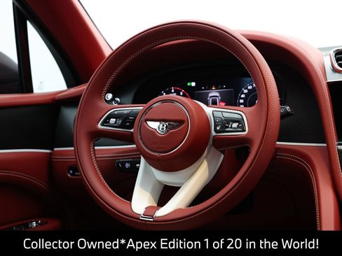 Used 2025 Bentley Bentayga AWD/4WD image 37