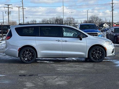 New 2026 Chrysler Pacifica Limited w/ S Appearance Package image 2