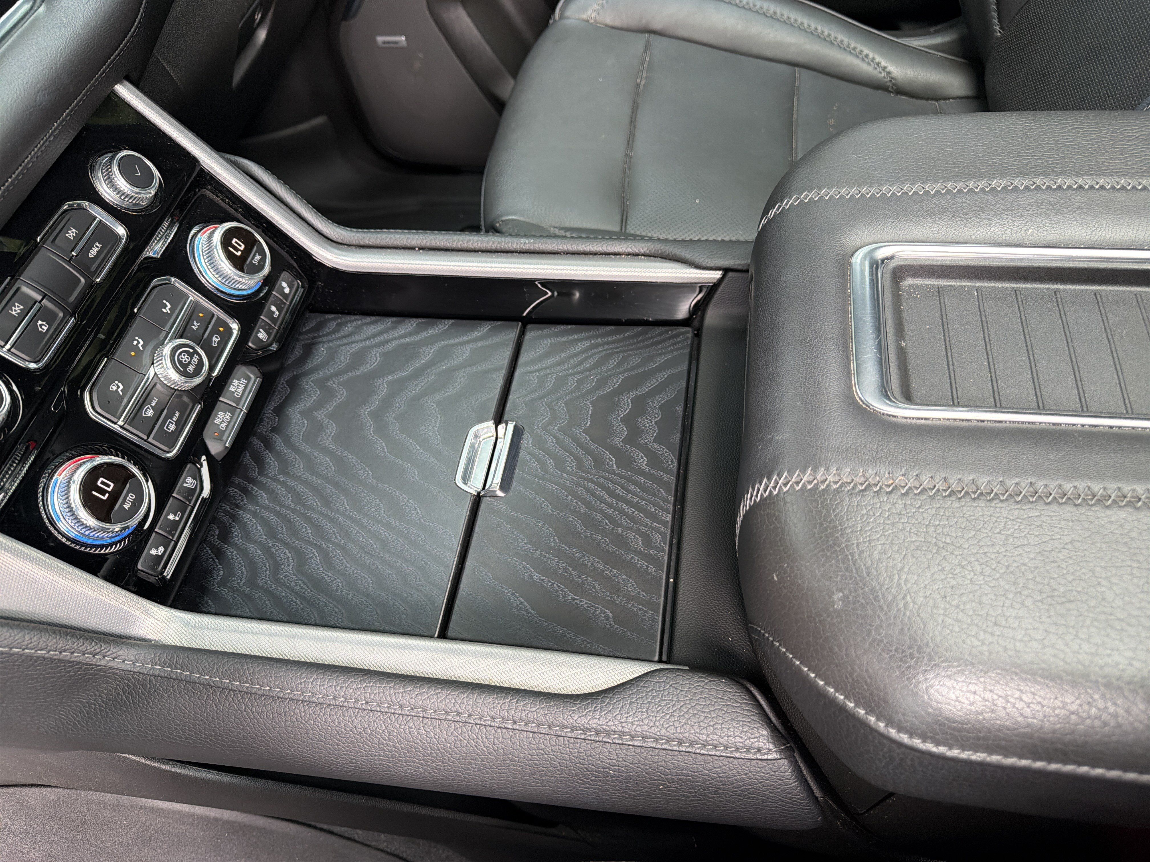 Used 2022 GMC Yukon Denali RWD image 29