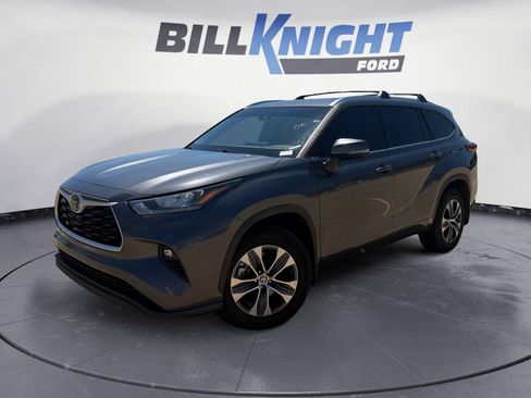 Used 2020 Toyota Highlander XLE AWD/4WD image 1