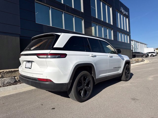Used 2025 Jeep Grand Cherokee Altitude AWD/4WD image 3