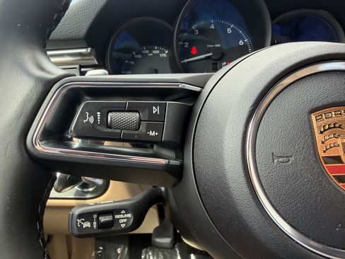 Certified 2024 Porsche Macan AWD/4WD image 33