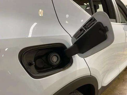 Used 2025 Volvo XC40 B5 Core AWD/4WD image 96