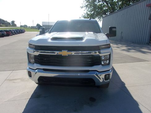 Used 2024 Chevrolet Silverado 2500 LT AWD/4WD image 4