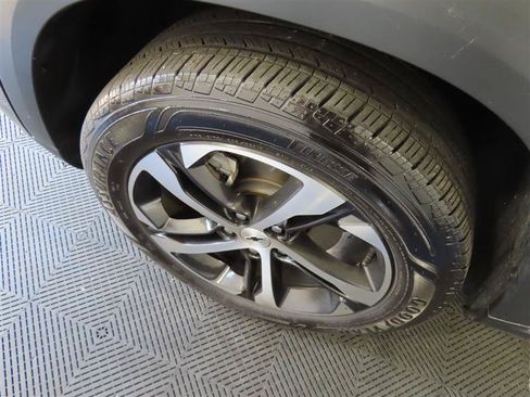 Used 2024 Chevrolet Trax RS FWD image 6