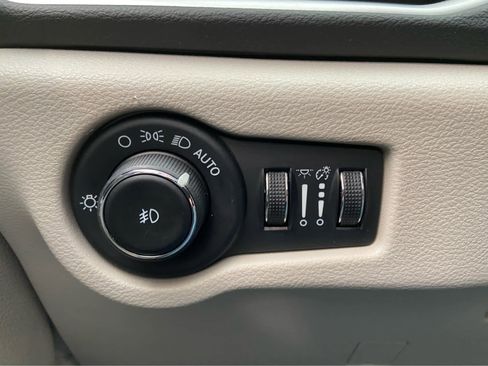 Used 2024 Chrysler Pacifica Touring-L image 35