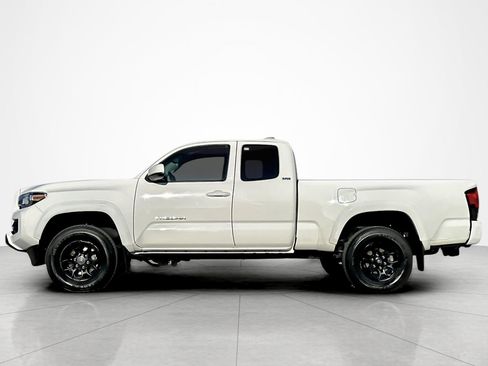 Certified 2022 Toyota Tacoma SR5 AWD/4WD image 2