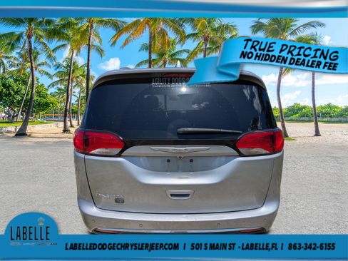 Used 2020 Chrysler Pacifica Touring-L FWD image 4