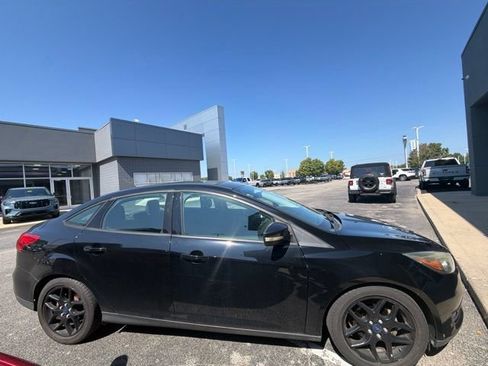 Used 2016 Ford Focus SE FWD image 1