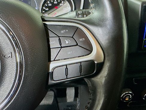 Used 2018 Jeep Compass Latitude FWD image 17