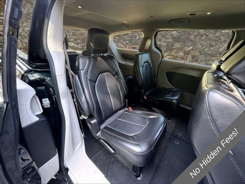 Used 2023 Chrysler Pacifica Touring-L FWD image 22