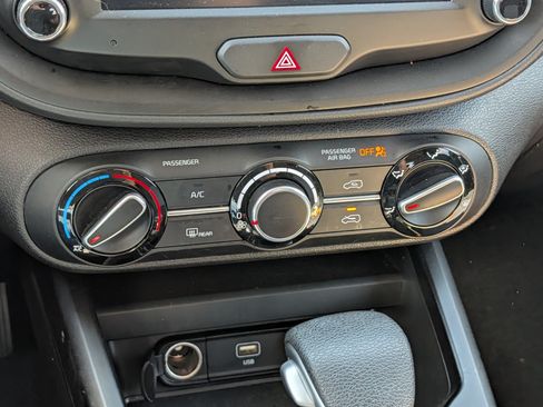 Certified 2025 Kia Soul LX w/ LX Technology Package FWD image 23