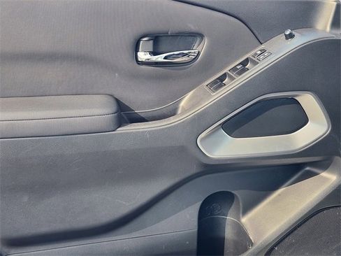 Used 2024 Nissan Frontier SV image 23