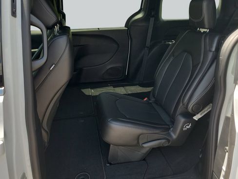 New 2026 Chrysler Pacifica Select FWD image 23