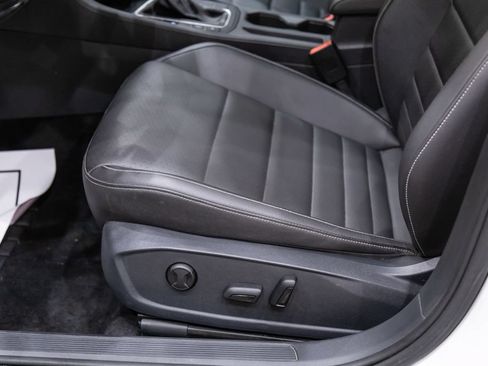 Used 2024 Volkswagen Jetta SE w/ Panoramic Sunroof Package FWD image 9