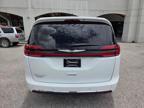 Used 2023 Chrysler Pacifica Touring-L FWD image 11