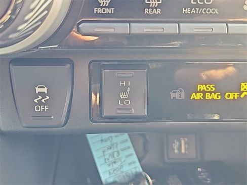 Used 2024 Toyota RAV4 SE image 18