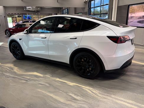 Used 2021 Tesla Model Y Long Range AWD/4WD image 36
