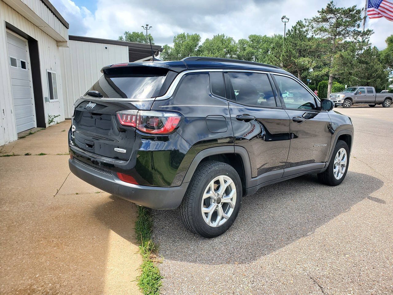 Used 2025 Jeep Compass Latitude w/ Convenience Group AWD/4WD image 6