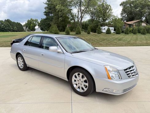 Used 2009 Cadillac DTS w/ Trunk Convenience Package FWD image 4