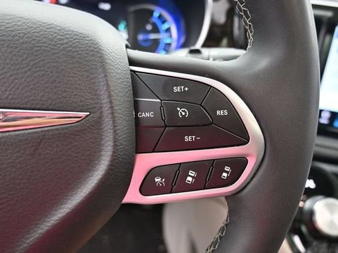 Used 2023 Chrysler Pacifica Limited FWD image 26