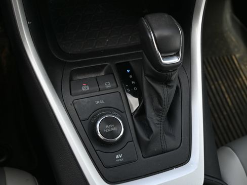 Used 2022 Toyota RAV4 XLE Premium image 10