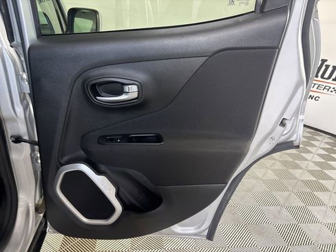 Used 2018 Jeep Renegade Latitude w/ Popular Equipment Group image 23