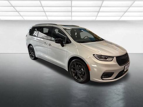 New 2026 Chrysler Pacifica Select w/ S Appearance Package image 9