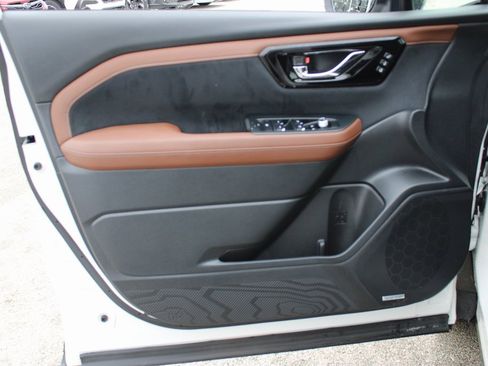 Certified 2025 Subaru Forester Touring image 9