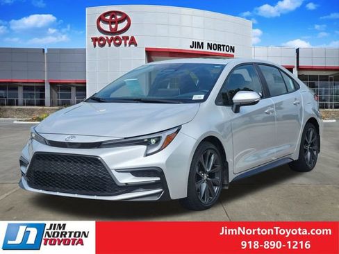 Used 2025 Toyota Corolla SE w/ SE Premium Package FWD image 3