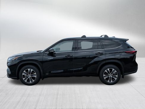 Used 2021 Toyota Highlander XLE AWD/4WD image 3