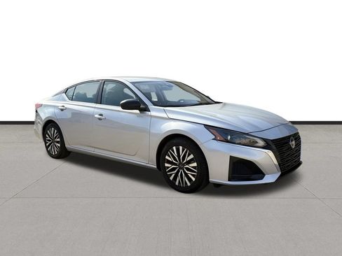 Used 2024 Nissan Altima 2.5 SV FWD image 3