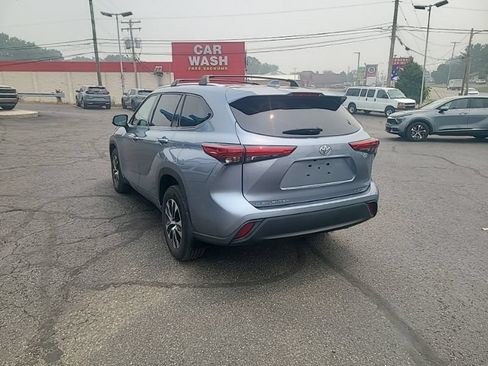 Used 2021 Toyota Highlander XLE AWD/4WD image 4