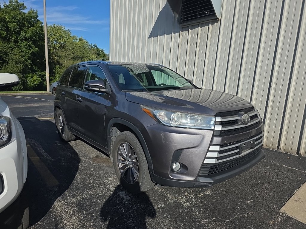 Used 2017 Toyota Highlander XLE AWD/4WD image 3